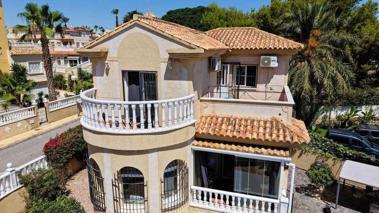 3 soveværelse Villa til salg i Villamartin med swimmingpool garage - € 425.000 (Ref: 10023052)