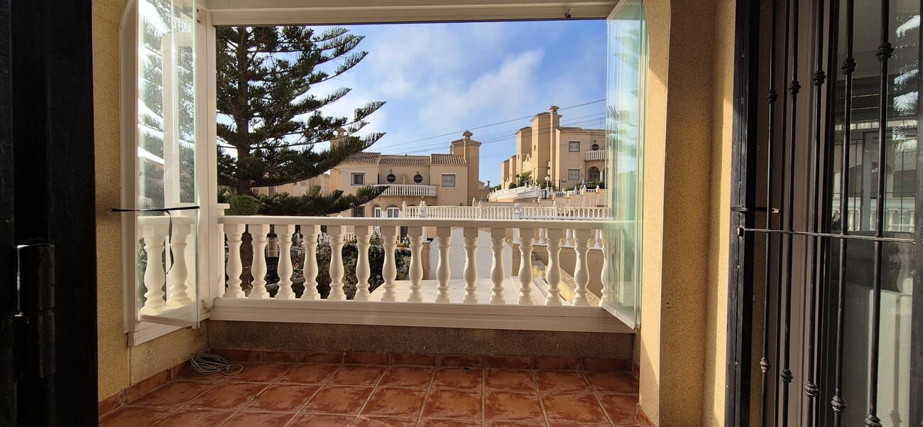 3 soveværelse Villa til salg i Villamartin med swimmingpool garage - € 425.000 (Ref: 10023052)