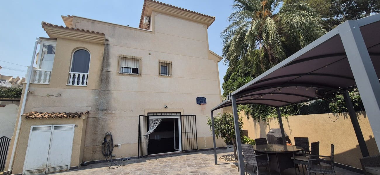 3 soveværelse Villa til salg i Villamartin med swimmingpool garage - € 425.000 (Ref: 10023052)