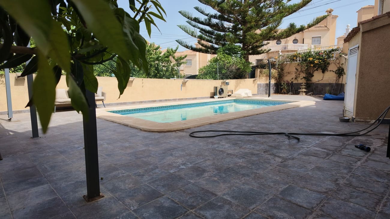 3 soveværelse Villa til salg i Villamartin med swimmingpool garage - € 425.000 (Ref: 10023052)