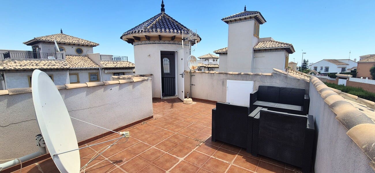 4 makuuhuone Huvila myytävänä paikassa Villamartin mukana uima-altaan 
autotalli - 389 995 € (Ref: 10023053)
