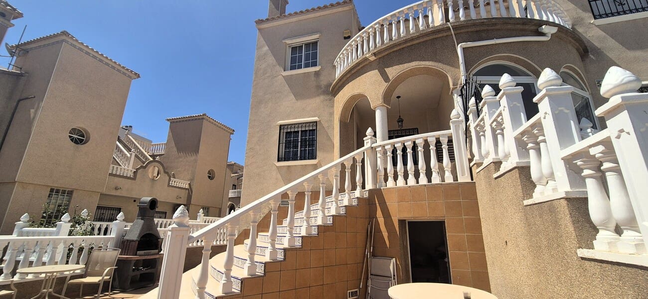 3 camera da letto Villetta Bifamiliare in vendita in Villamartin con piscina - 210.000 € (Rif: 10023054)