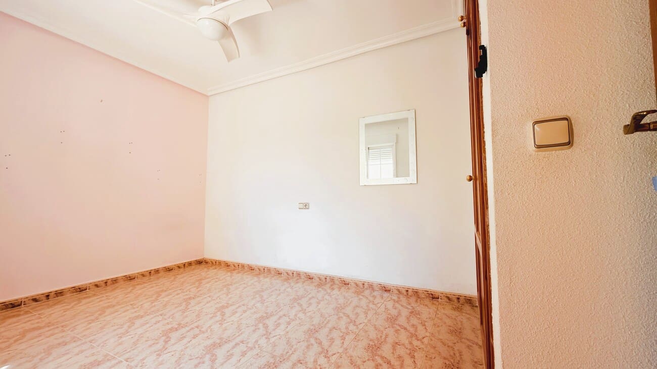 3 bedroom Semi-detached Villa for sale in Villamartin with pool - € 200,000 (Ref: 10023054)