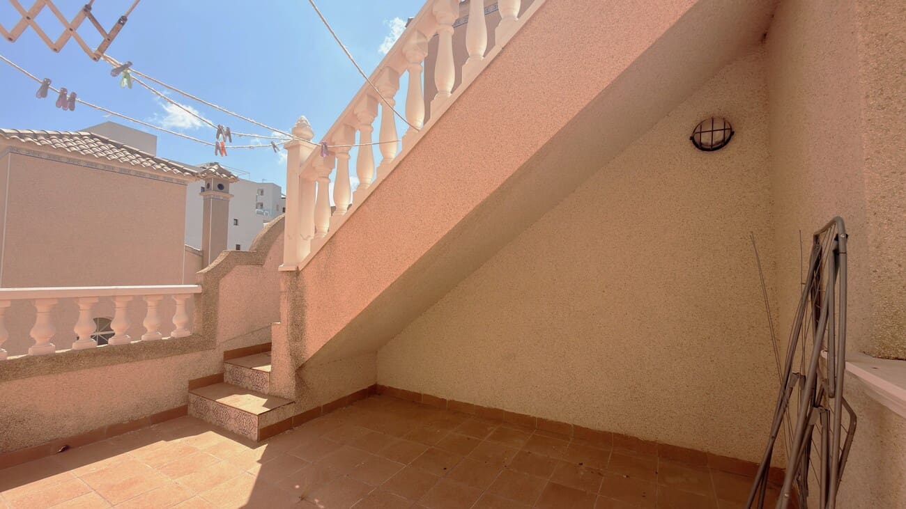 3 bedroom Semi-detached Villa for sale in Villamartin with pool - € 200,000 (Ref: 10023054)