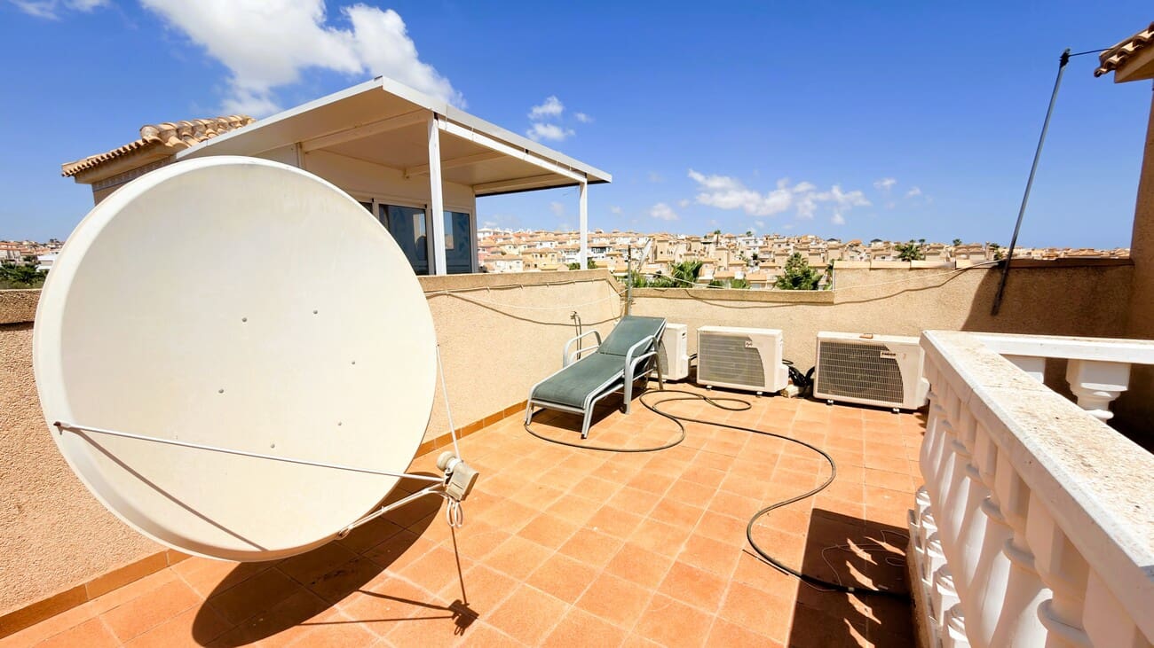 3 bedroom Semi-detached Villa for sale in Villamartin with pool - € 200,000 (Ref: 10023054)