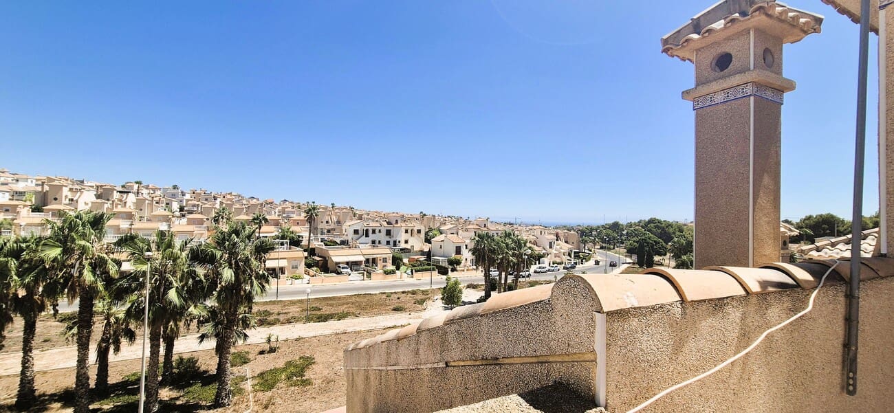 3 bedroom Semi-detached Villa for sale in Villamartin with pool - € 200,000 (Ref: 10023054)