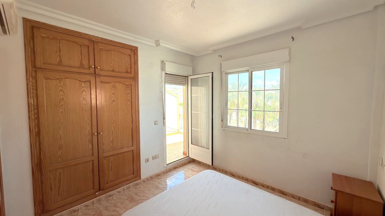 3 bedroom Semi-detached Villa for sale in Villamartin with pool - € 200,000 (Ref: 10023054)