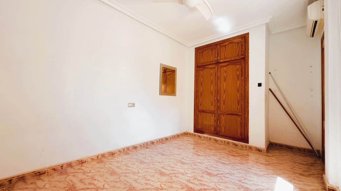 3 bedroom Semi-detached Villa for sale in Villamartin with pool - € 200,000 (Ref: 10023054)
