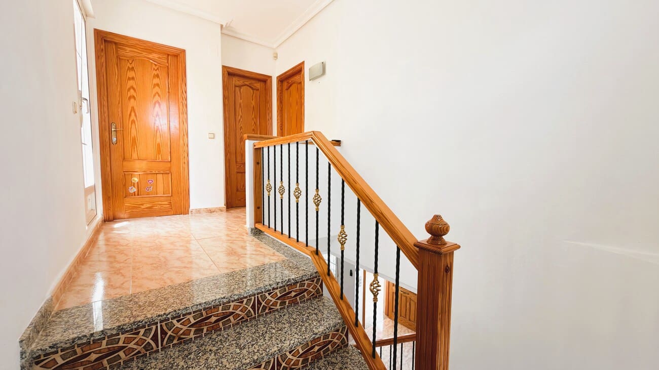 3 bedroom Semi-detached Villa for sale in Villamartin with pool - € 200,000 (Ref: 10023054)