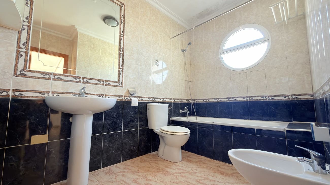 3 bedroom Semi-detached Villa for sale in Villamartin with pool - € 200,000 (Ref: 10023054)