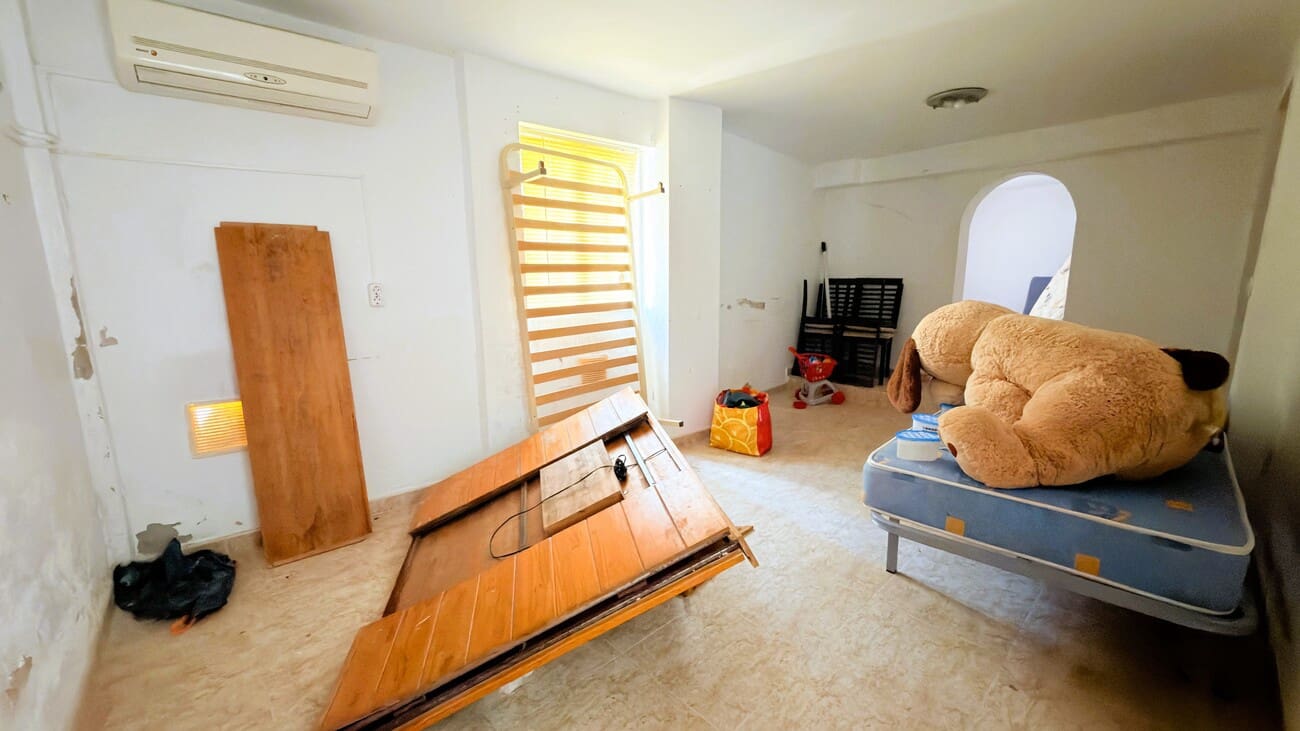 3 bedroom Semi-detached Villa for sale in Villamartin with pool - € 200,000 (Ref: 10023054)