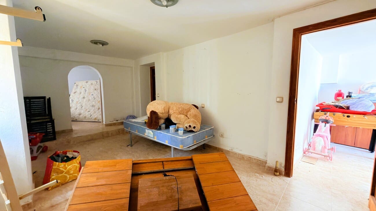 3 bedroom Semi-detached Villa for sale in Villamartin with pool - € 200,000 (Ref: 10023054)