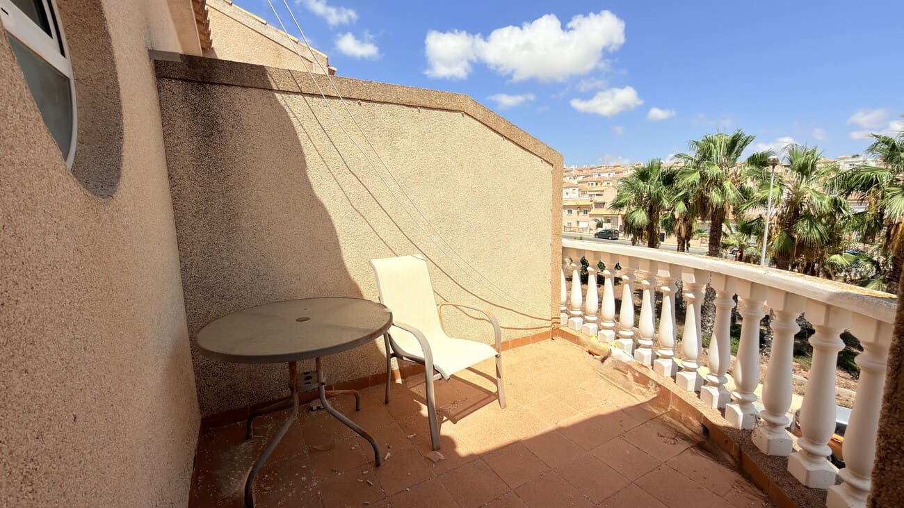 3 bedroom Semi-detached Villa for sale in Villamartin with pool - € 200,000 (Ref: 10023054)