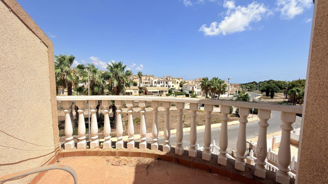 3 bedroom Semi-detached Villa for sale in Villamartin with pool - € 200,000 (Ref: 10023054)