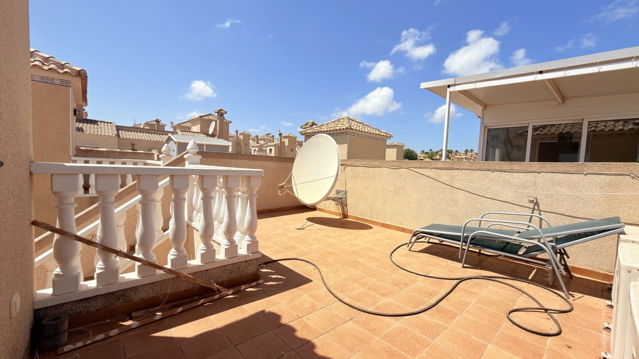 3 bedroom Semi-detached Villa for sale in Villamartin with pool - € 200,000 (Ref: 10023054)