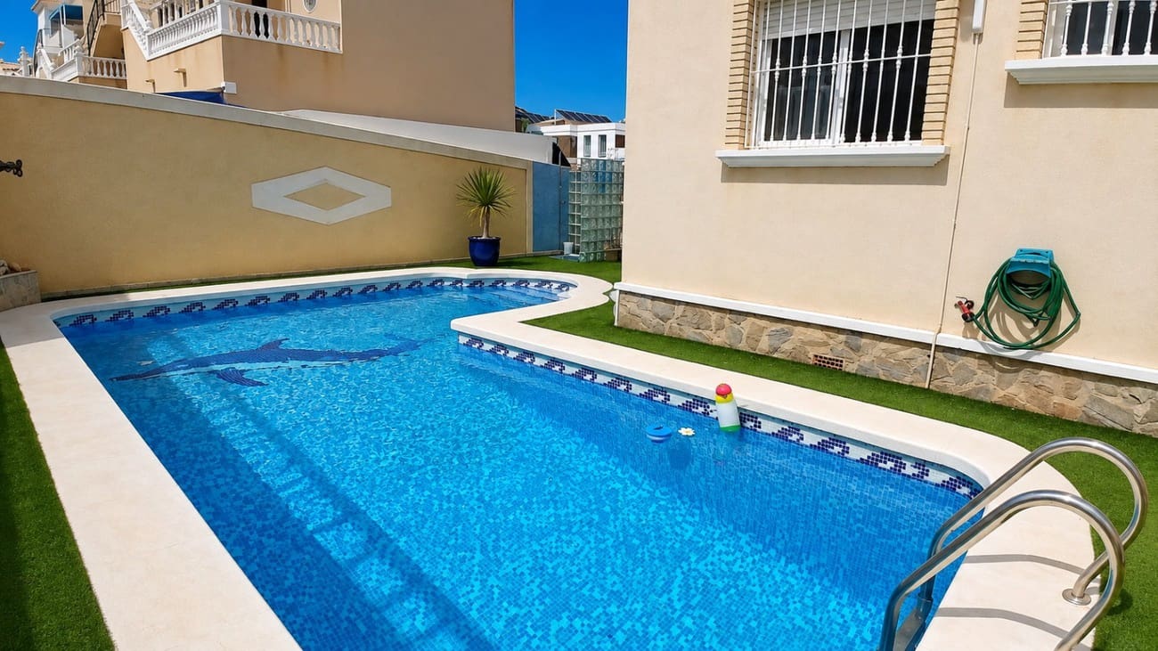 5 soveværelse Villa til salg i Villamartin med swimmingpool garage - € 425.000 (Ref: 10023055)