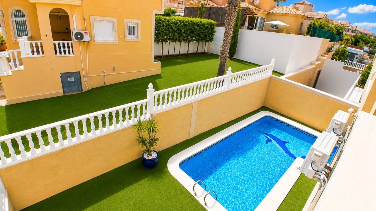 5 soveværelse Villa til salg i Villamartin med swimmingpool garage - € 425.000 (Ref: 10023055)
