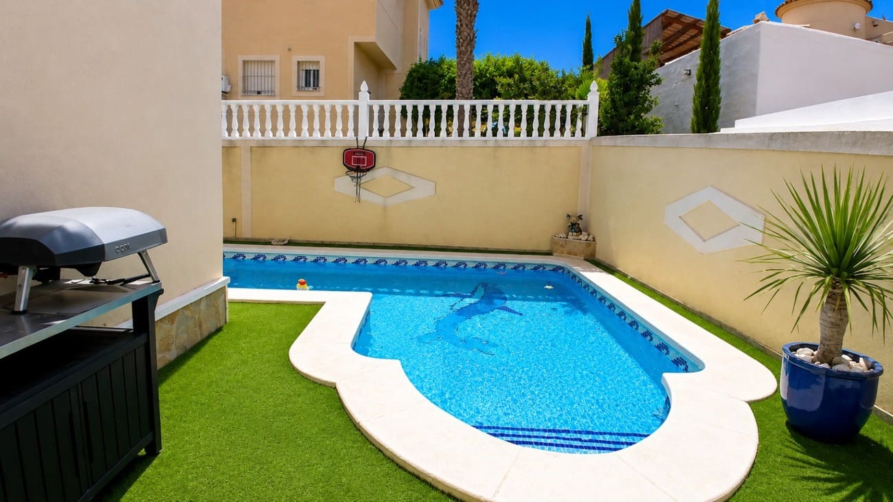 5 soveværelse Villa til salg i Villamartin med swimmingpool garage - € 425.000 (Ref: 10023055)