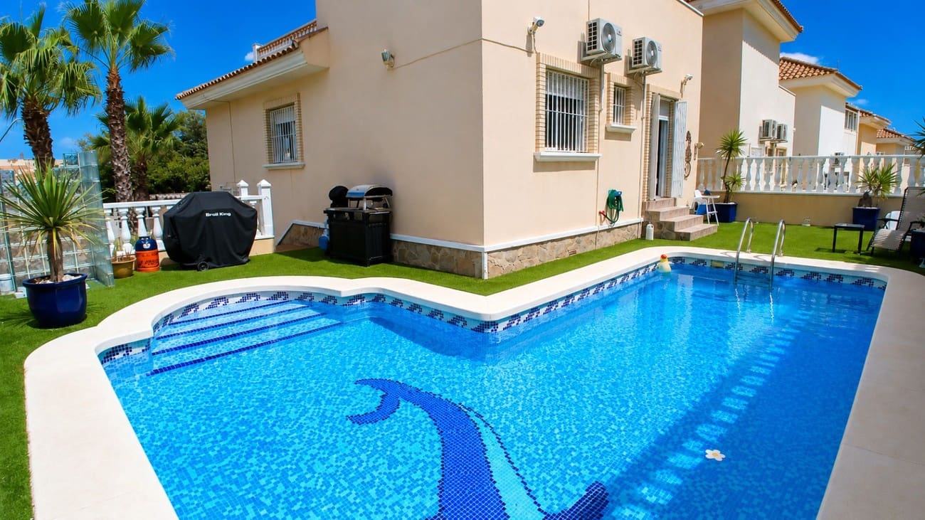 5 soveværelse Villa til salg i Villamartin med swimmingpool garage - € 425.000 (Ref: 10023055)