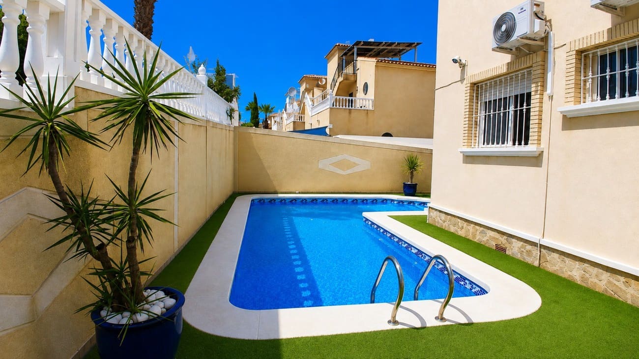 5 soveværelse Villa til salg i Villamartin med swimmingpool garage - € 425.000 (Ref: 10023055)