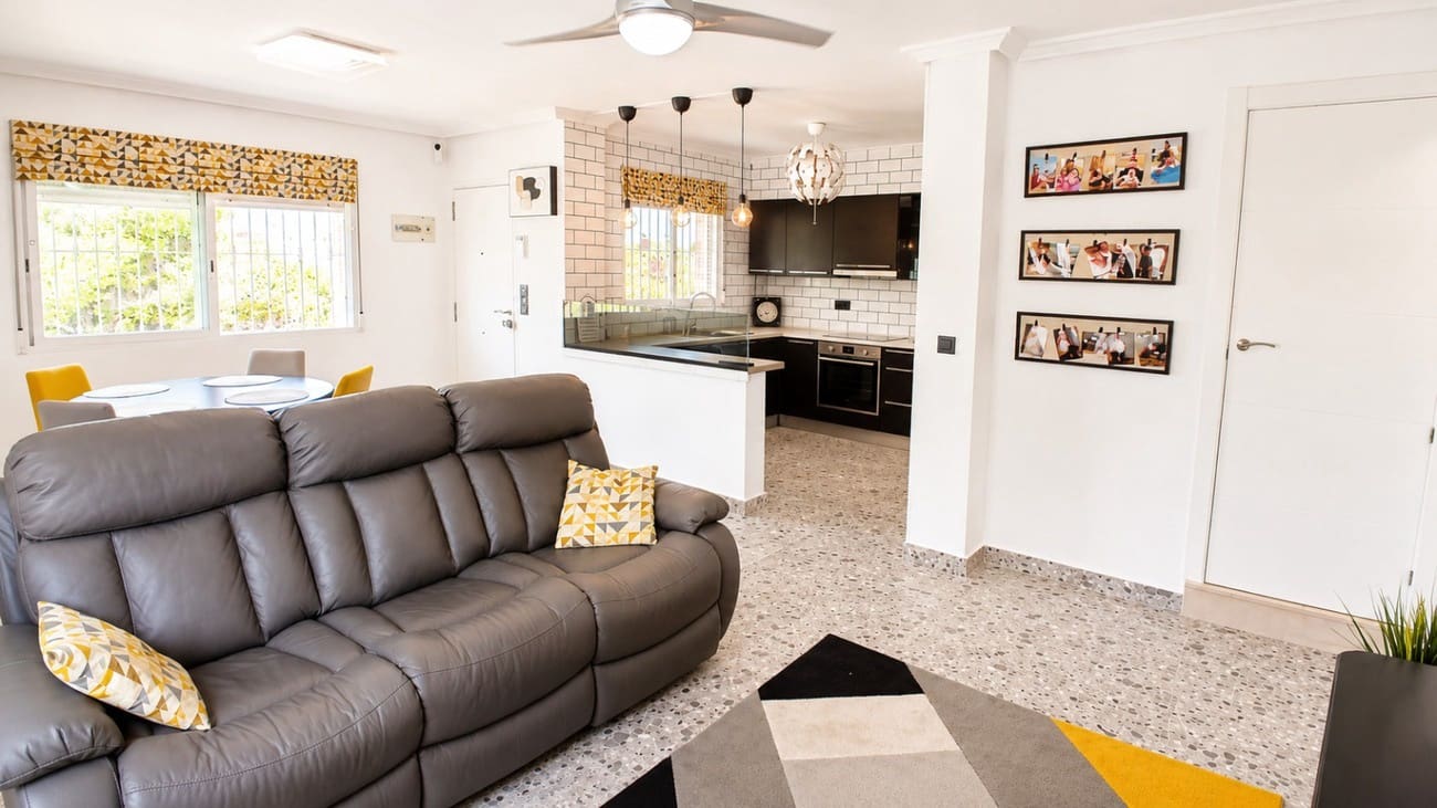 5 soveværelse Villa til salg i Villamartin med swimmingpool garage - € 425.000 (Ref: 10023055)