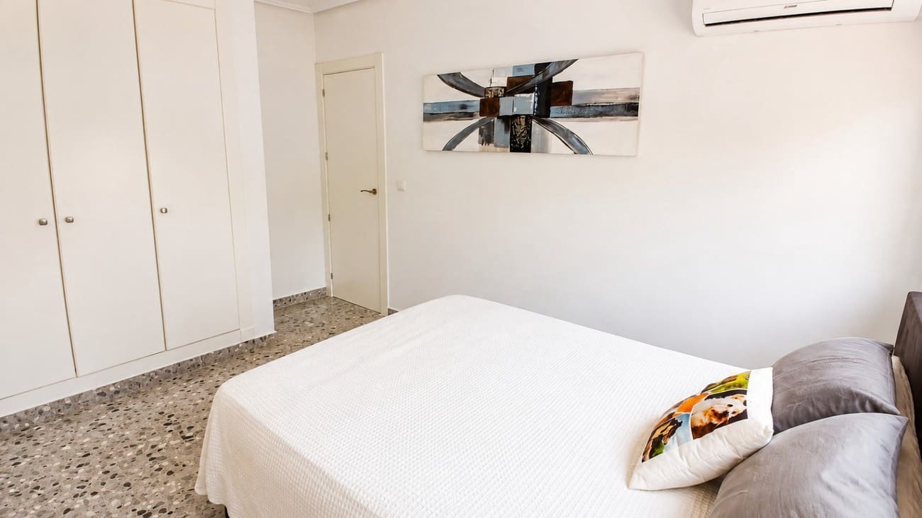 5 soveværelse Villa til salg i Villamartin med swimmingpool garage - € 425.000 (Ref: 10023055)