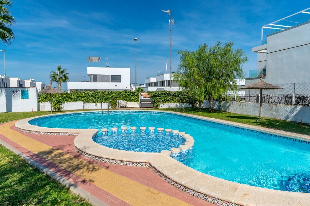 2 chambre Villa/Maison Semi-Mitoyenne à vendre à Villamartin avec piscine garage - 284 000 € (Ref: 10024828)