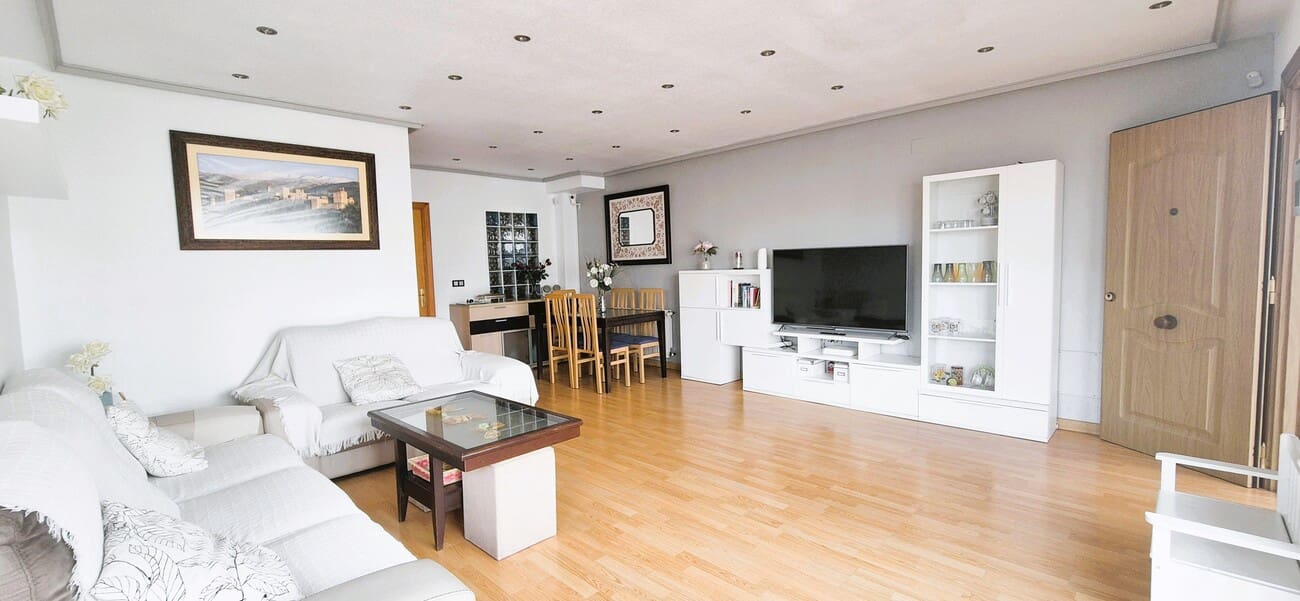 6 slaapkamer Halfvrijstaande villa te koop in Los Altos met zwembad garage - € 279.900 (Ref: 10024829)