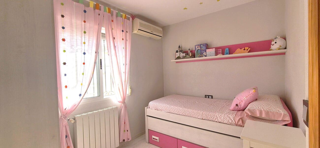 6 slaapkamer Halfvrijstaande villa te koop in Los Altos met zwembad garage - € 279.900 (Ref: 10024829)