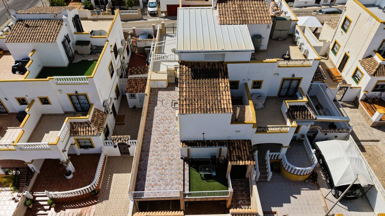 6 slaapkamer Halfvrijstaande villa te koop in Los Altos met zwembad garage - € 279.900 (Ref: 10024829)