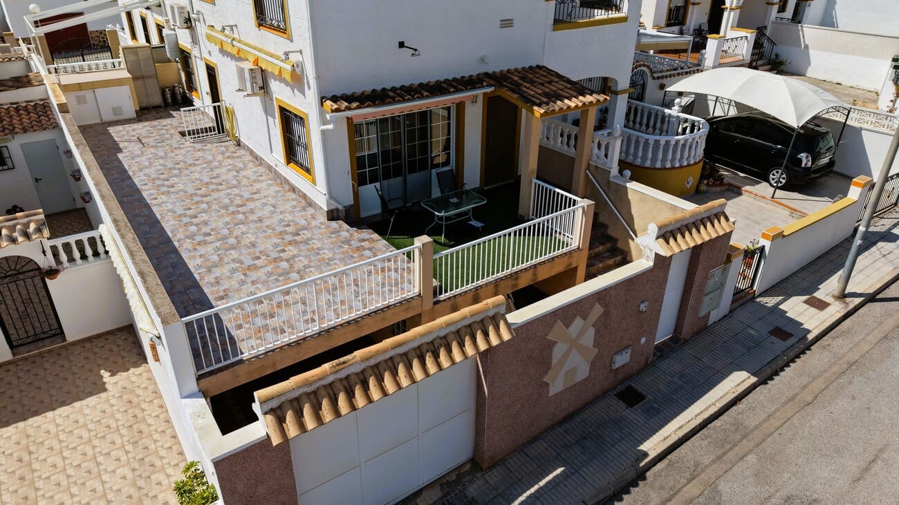 6 slaapkamer Halfvrijstaande villa te koop in Los Altos met zwembad garage - € 279.900 (Ref: 10024829)