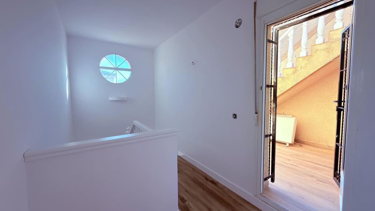 3 bedroom Semi-detached Villa for sale in Villamartin with pool garage - € 235,000 (Ref: 10106476)