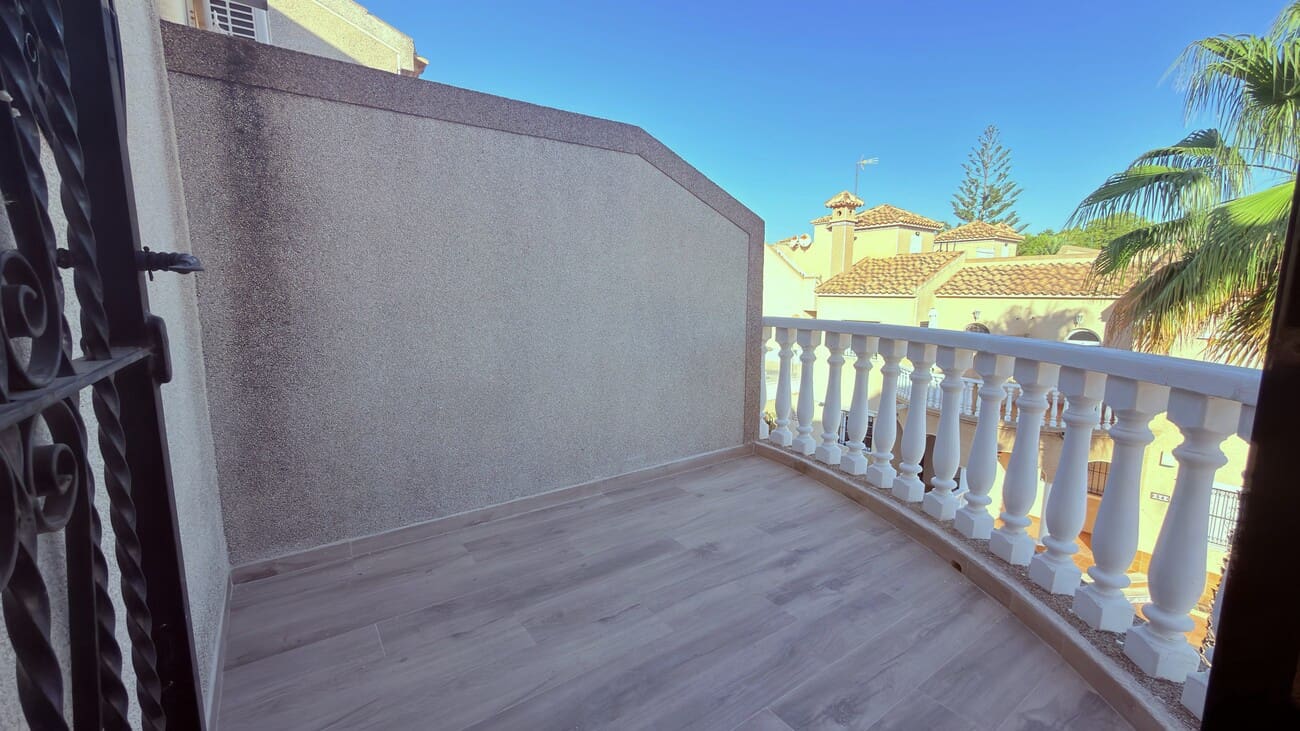 3 bedroom Semi-detached Villa for sale in Villamartin with pool garage - € 235,000 (Ref: 10106476)