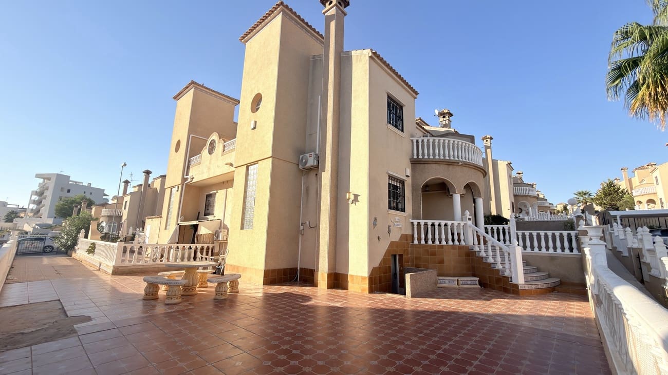 3 bedroom Semi-detached Villa for sale in Villamartin with pool garage - € 235,000 (Ref: 10106476)
