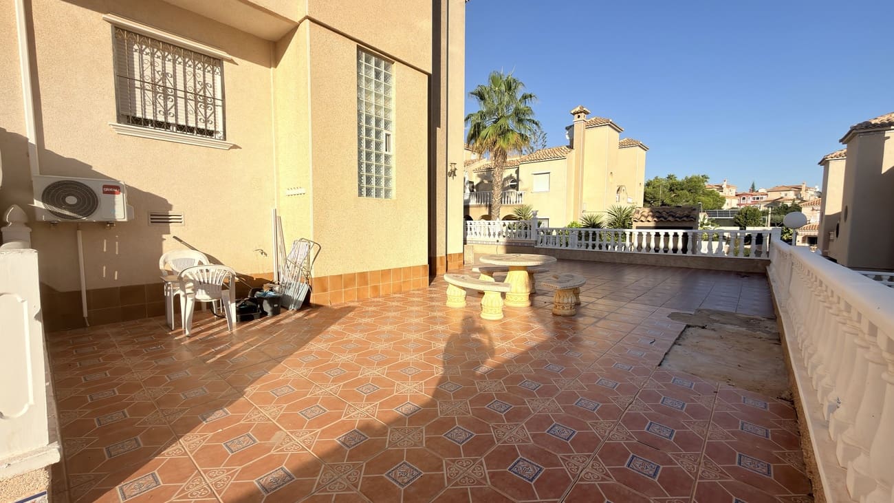 3 bedroom Semi-detached Villa for sale in Villamartin with pool garage - € 235,000 (Ref: 10106476)