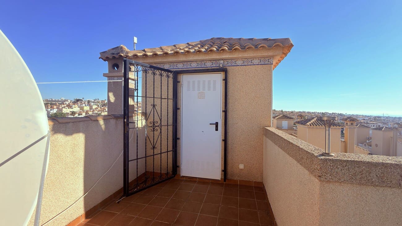 3 bedroom Semi-detached Villa for sale in Villamartin with pool garage - € 235,000 (Ref: 10106476)
