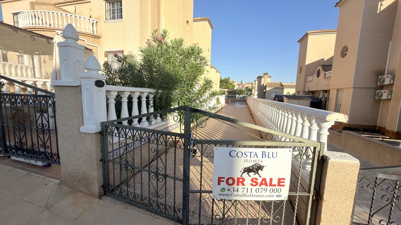3 bedroom Semi-detached Villa for sale in Villamartin with pool garage - € 235,000 (Ref: 10106476)