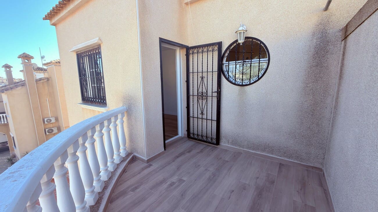 3 bedroom Semi-detached Villa for sale in Villamartin with pool garage - € 235,000 (Ref: 10106476)