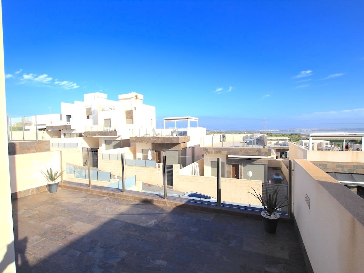 Chalet de 3 habitaciones en Villamartin en venta con piscina - 375.000 € (Ref: 9722318)