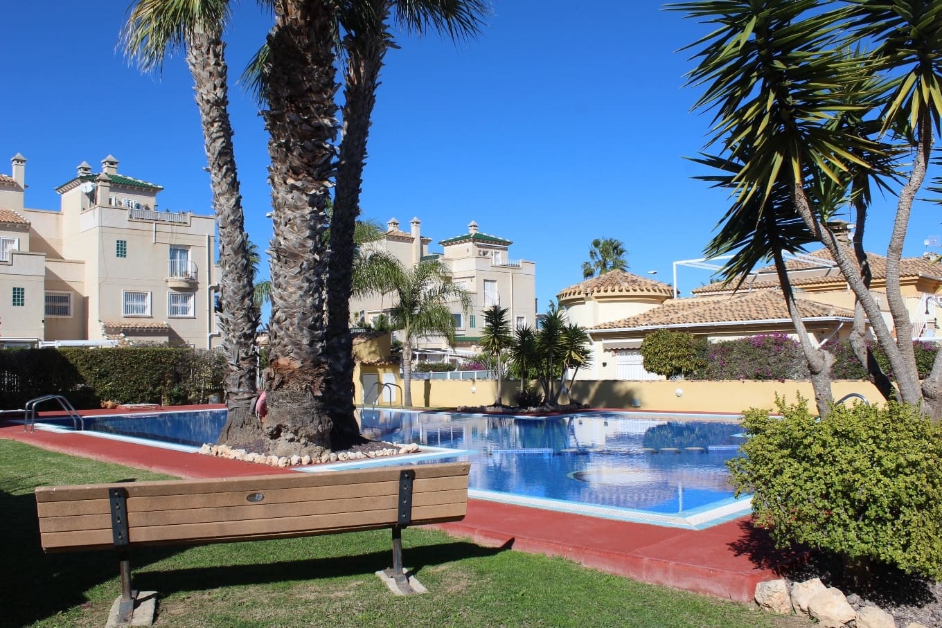Chalet de 3 habitaciones en Villamartin en venta con piscina garaje - 239.000 € (Ref: 9722324)