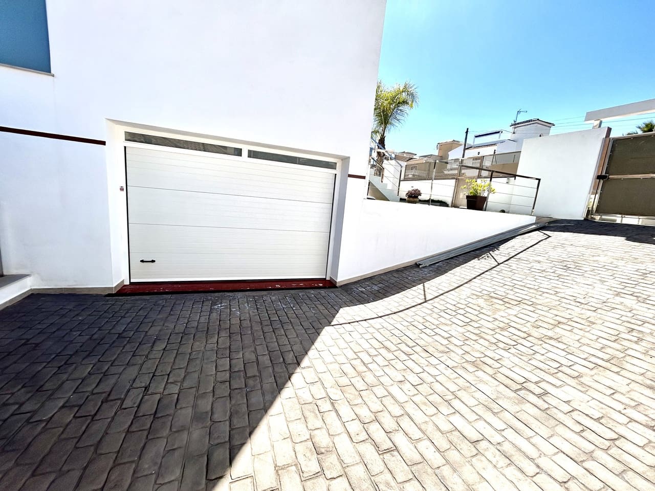 Chalet de 3 habitaciones en Villamartin en venta con piscina garaje - 550.000 € (Ref: 9722356)