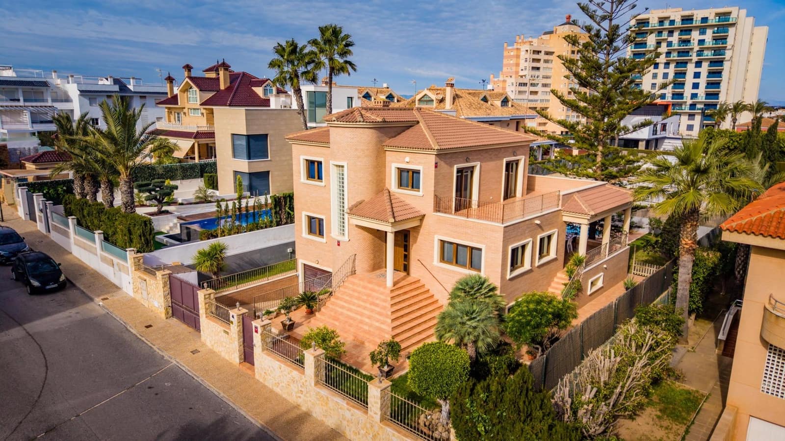 4 bedroom Villa for sale in Torrevieja with garage - € 1,100,000 (Ref: 9722428)