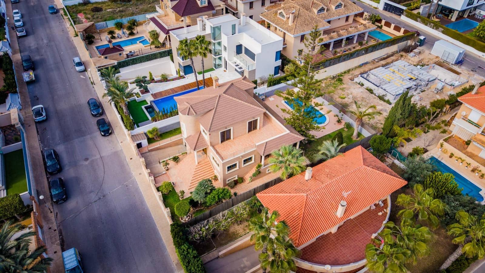 4 bedroom Villa for sale in Torrevieja with garage - € 1,100,000 (Ref: 9722428)