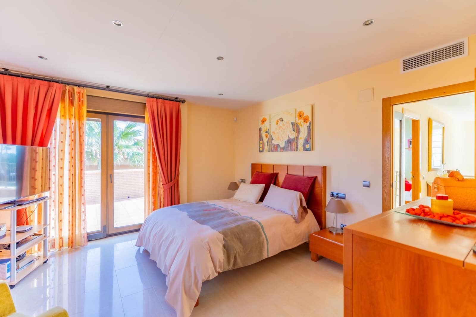 4 bedroom Villa for sale in Torrevieja with garage - € 1,100,000 (Ref: 9722428)