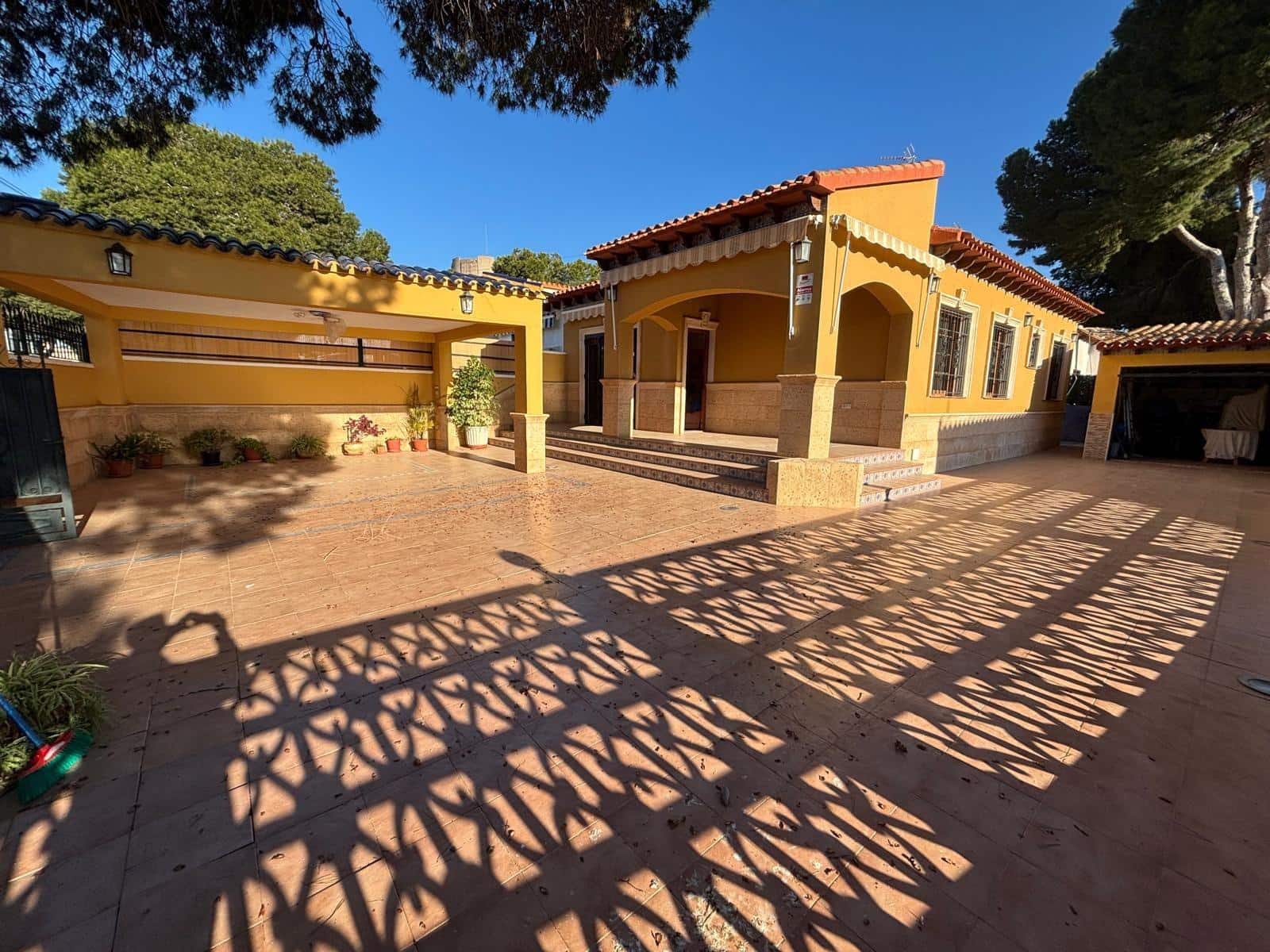 3 bedroom Villa for sale in Orihuela Costa with garage - € 545,000 (Ref: 9722437)