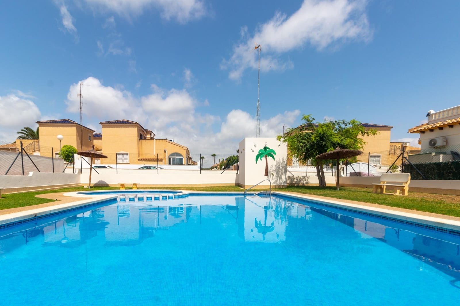 3 soveværelse Byhus til salg i Torrevieja med swimmingpool - € 279.000 (Ref: 9722449)