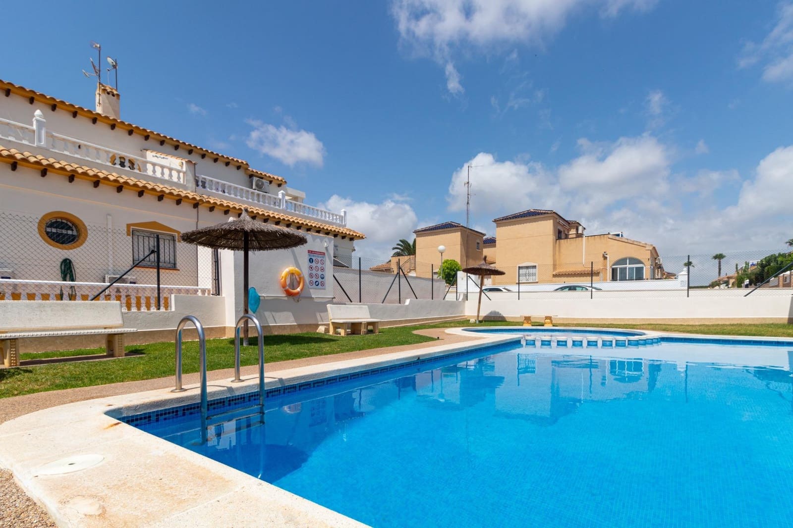 3 soveværelse Byhus til salg i Torrevieja med swimmingpool - € 279.000 (Ref: 9722449)