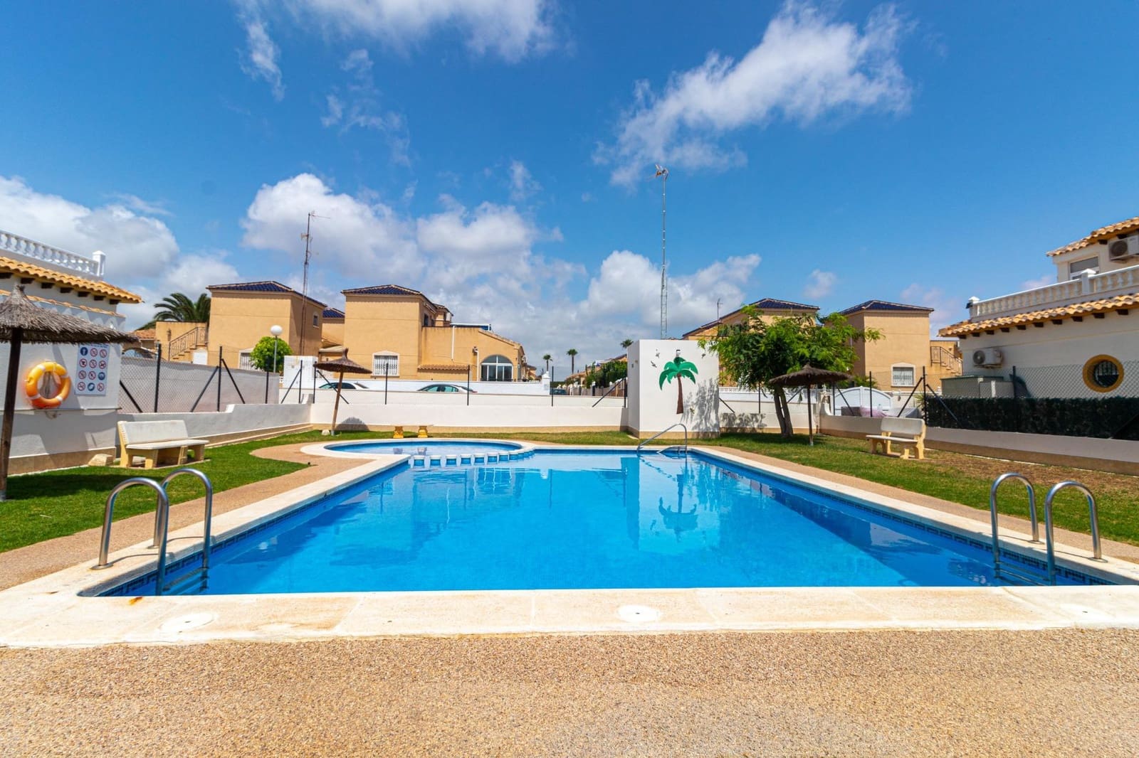 3 soveværelse Byhus til salg i Torrevieja med swimmingpool - € 279.000 (Ref: 9722449)