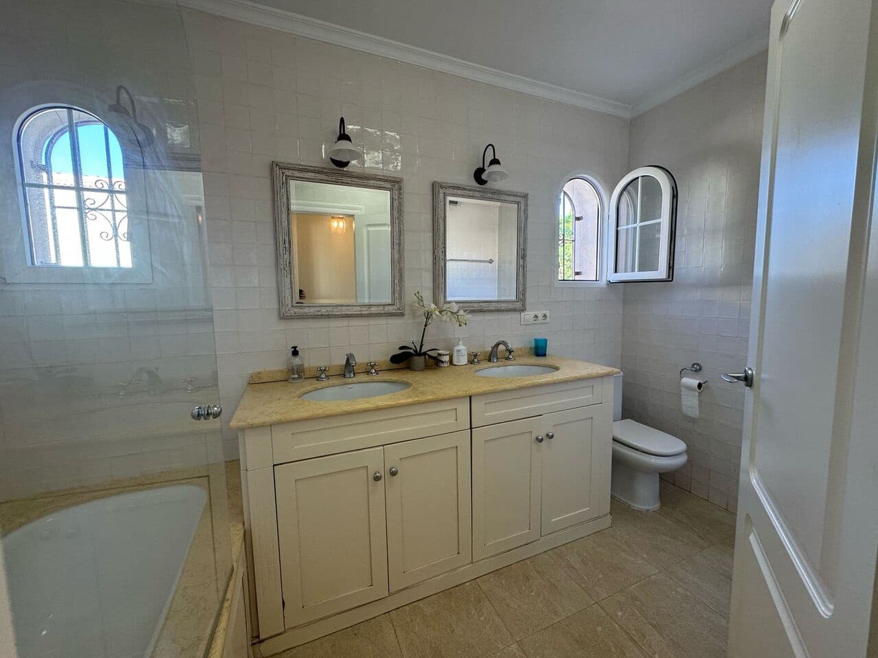 Chalet de 4 habitaciones en Playa Flamenca en venta con piscina - 860.000 € (Ref: 9722457)