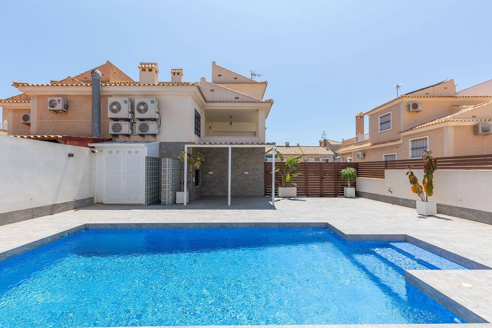 4 Zimmer Villa zu verkaufen in Torrevieja mit Pool Garage - 549.000 € (Ref: 9722479)